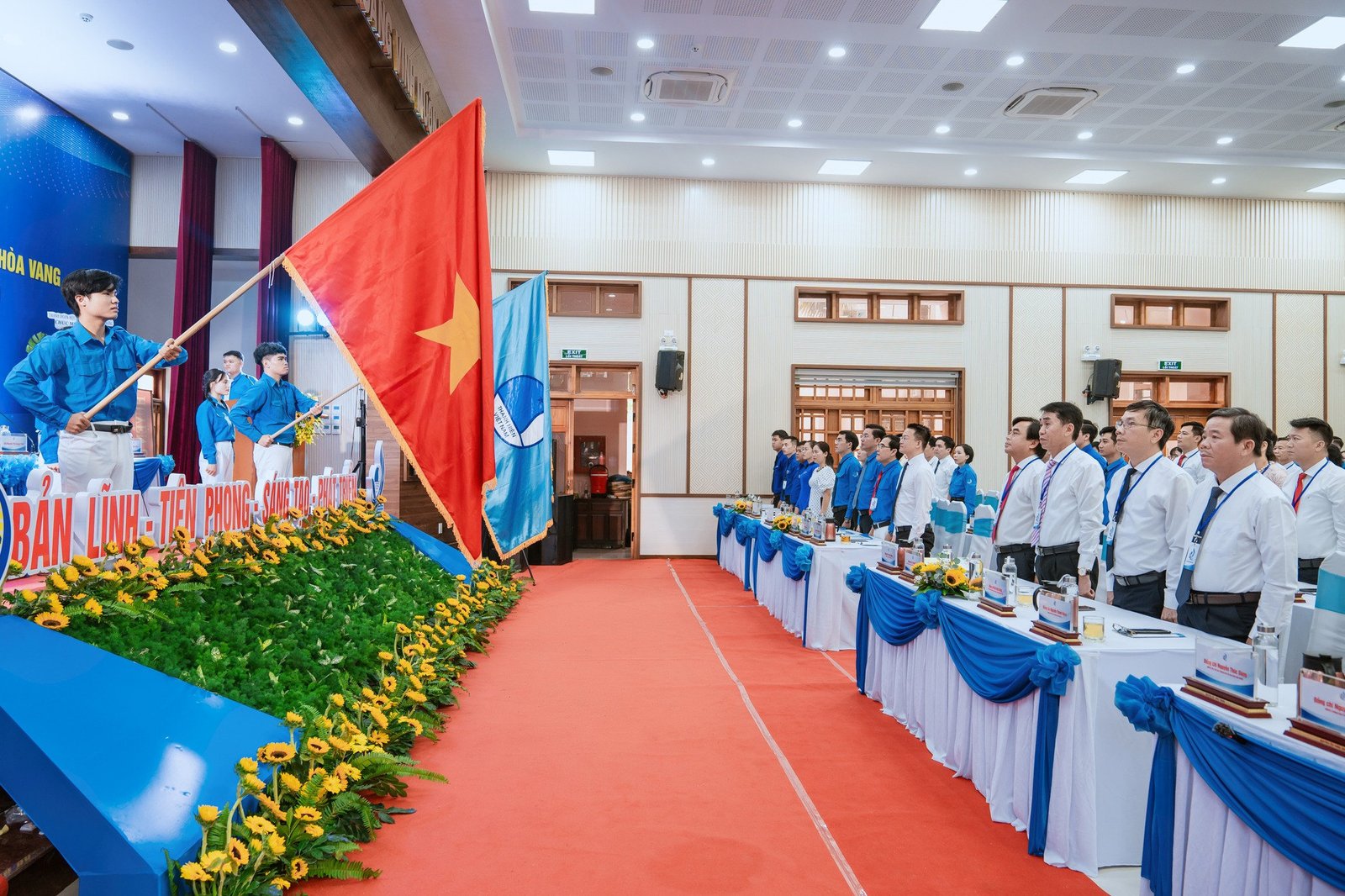 Nghi thức chào cờ và đại biểu trong hội trường Đại hội